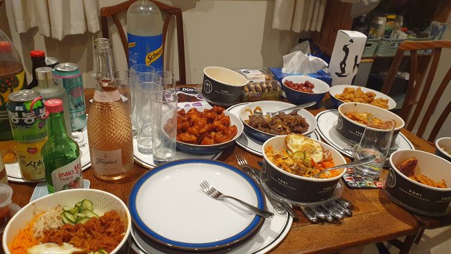 Jisoo's Korean dinner with friends 